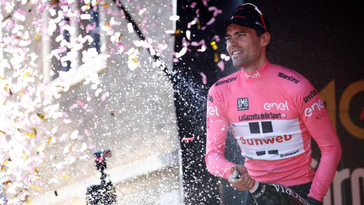Tom Dumoulin con la maglia rosa sobre el pódium del Giro de Italia.