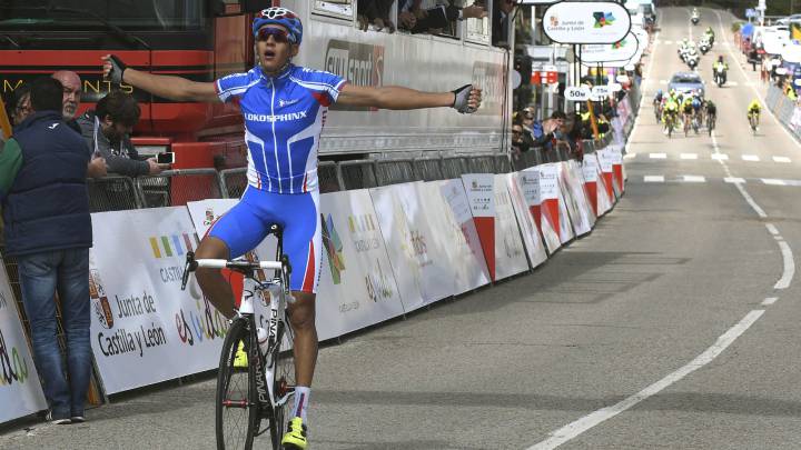 Alexander Evtushenko celebra su victoria en la primera etapa de La Vuelta Castilla y León.