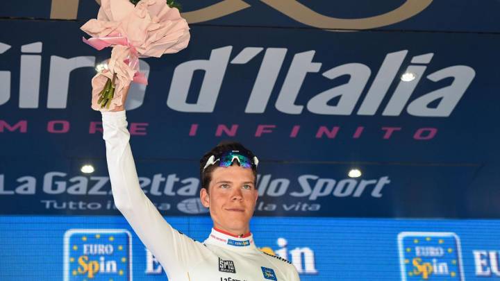 Bob Jungels recoge el maillot blanco del Giro de Italia como mejor joven de la clasificación. 