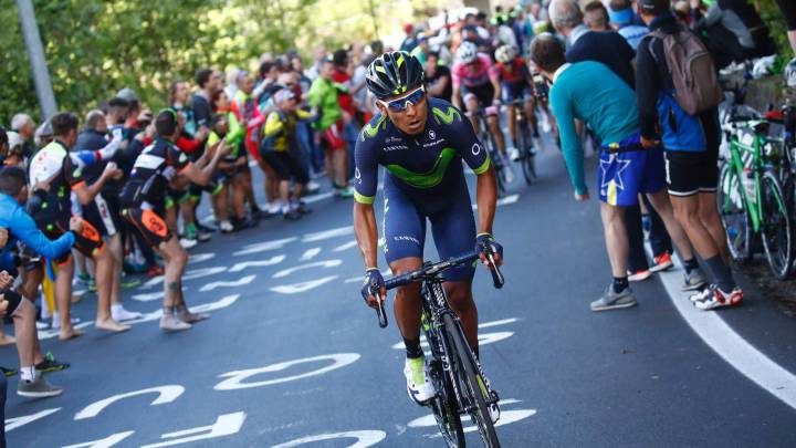 Nairo Quintana trata de soltar a Tom Dumoulin y Vincenzo Nibali durante la subida a Oropa en la 14ª etapa del Giro de Italia.