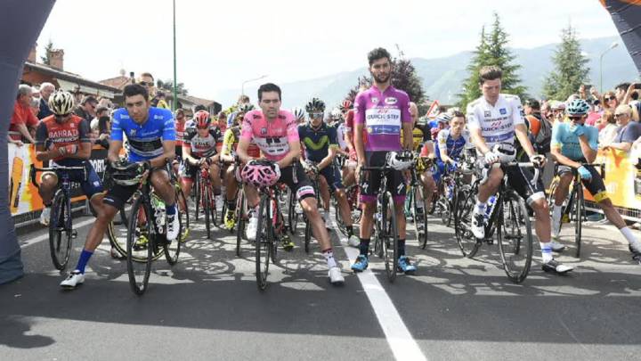 Los ciclistas guardan un minuto de silencio en la salida de Rovetta antes de la 16ª etapa del Giro de Italia en memoria de Nicky Hayden, Julia Viellehner y las víctimas de los ataques de Manchester.