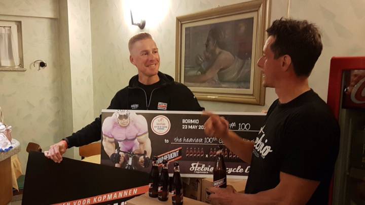 El ciclista danés Lars Bak posa con el premio al ciclista más pesado en coronar el Stelvio en la iniciativa creada por el Stelvio Experience Bicycle Cafe.
