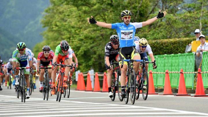 Jon Aberasturi celebra su victoria en la cuarta etapa del Tour de Japón. 