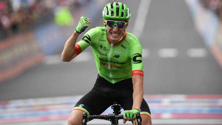Pierre Rolland, del Cannondale, celebra su victoria en la decimoséptima etapa del Giro de Italia en Canazei.