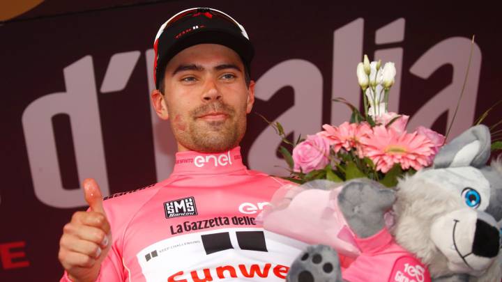 Tom Dumoulin posa con la maglia rosa tras la 18º etapa del Giro de Italia.