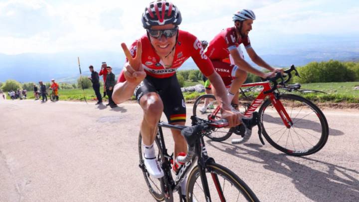 Adam Hansen sonríe a la cámara durante la subida al Blockhaus en el Giro de Italia.