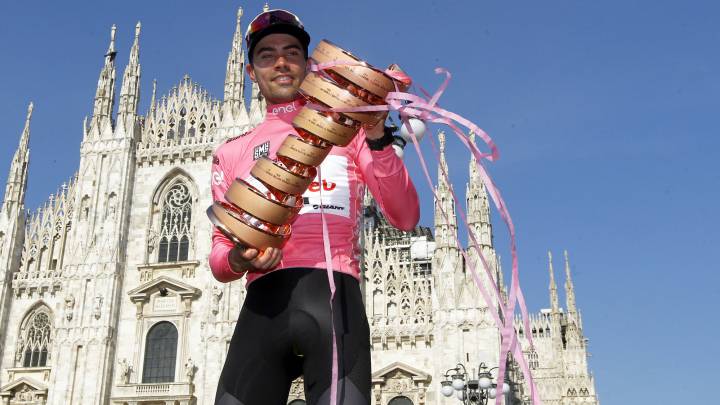 Tom Dumoulin posa con la maglia rosa y el Trofeo Senza Fine de ganador del Giro de Italia 2017 delante del Duomo de Milán.