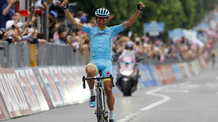 Paolo Tiralongo celebra su victoria en la novena etapa del Giro de Italia 2015 con final en San Giorgio del Sannio.
