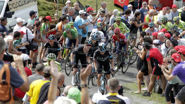 El pelotón, con Alejandro Valverde, Chris Froome y Alberto Contador, en la etapa reina de la Vuelta a España 2016 con final en el Aubisque.