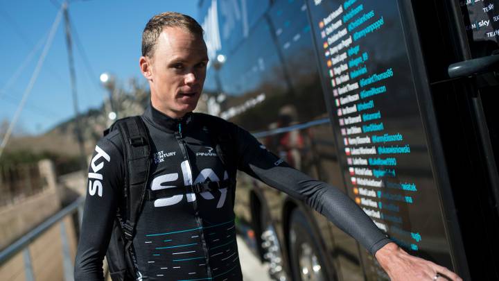 Chris Froome subiéndose al autobús en la Vuelta a Catalunya