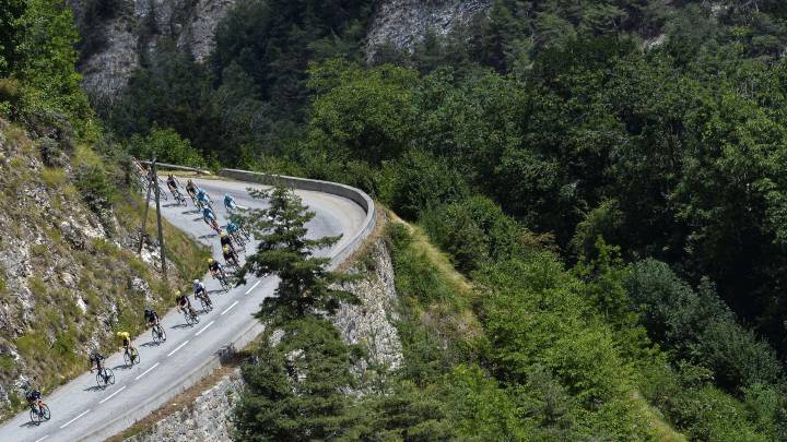 El pelotón rueda camino de Alpe d´Huez en el Tour de Francia 2015.