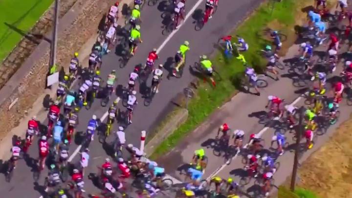 Los ciclistas deciden cruzar la mediana en el Dauphiné.