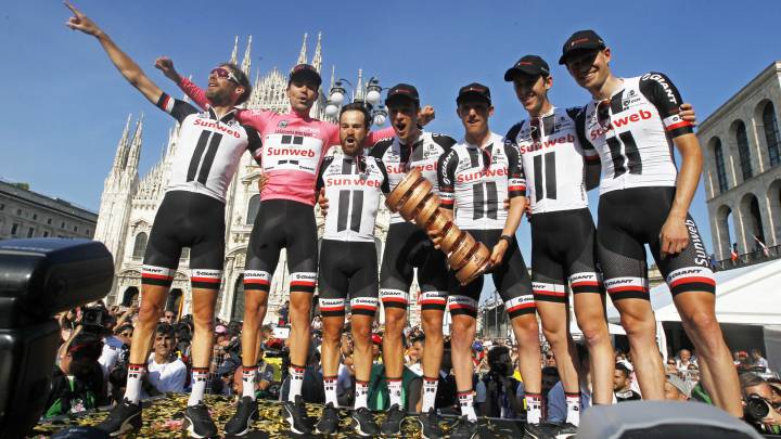 Tom Dumoulin celebra con sus compañeros su victoria en el Giro de Italia 2017.