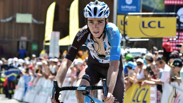 Romain Bardet cruza la línea de meta en la última etapa del Criterium del Dauphine con final en la cima de Plateau de Solaison.