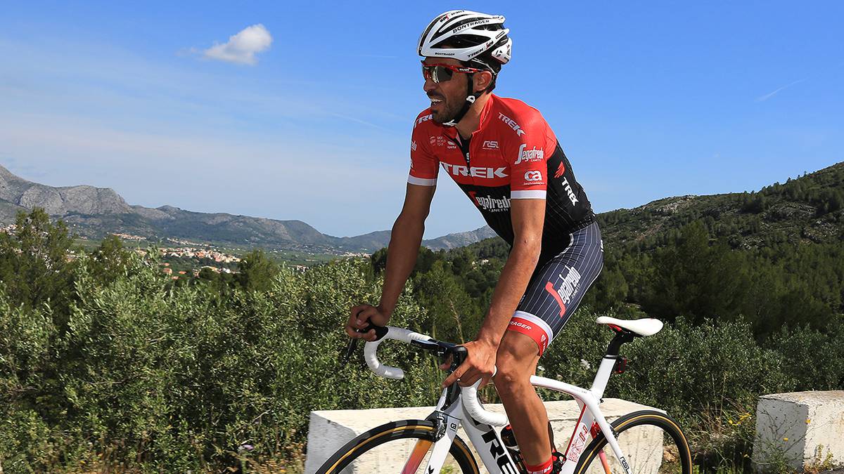 Alberto Contador corriendo con el Trek Segafredo.