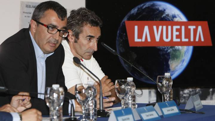 El Director General de UNIPUBLIC, Javier Guillén, y el exciclista Fernando Escartín, durante su intervención en la presentación de las dos etapas de La Vuelta que discurren por tierras alicantinas.
