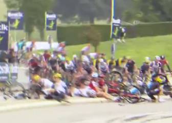Susto para Froome y Bardet: cortados por una caída a 30 km