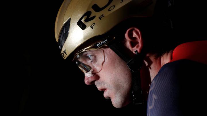 Ion Izagirre se prepara para tomar la salida de la contrarreloj en la primera etapa del Tour de Francia 2017.