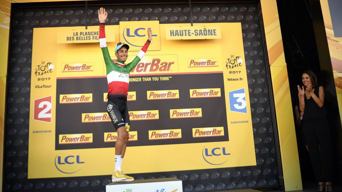 Fabio Aru subió al pódium como vencedor de la quinta del Tour de Francia 2017.