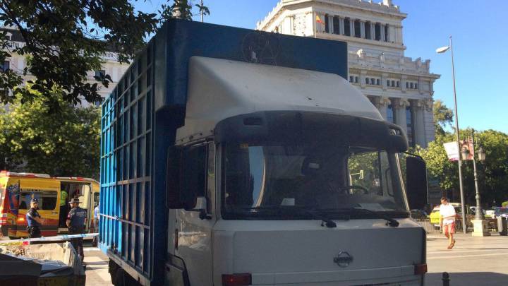 Fotografía facilitada por Emergencias Ayuntamiento de Madrid del camión que ha arrollado hoy a un hombre de 58 años cuando circulaba con la bicicleta por la calle Alcalá de Madrid. El ciclista ha fallecido.