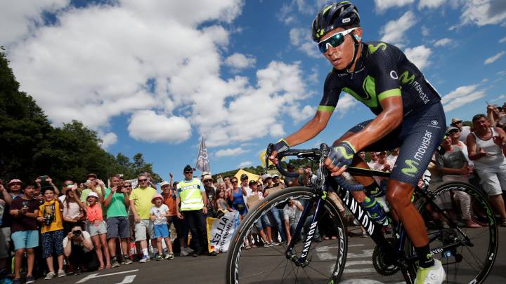 Nairo Quintana rueda durante la 15ª etapa del Tour de Francia con final en Le Puy-en-Velay.