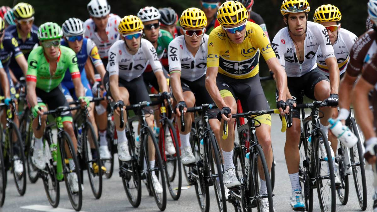 El pelotón del Tour de Francia 2017 rueda durante la 18º etapa del Tour de Francia.