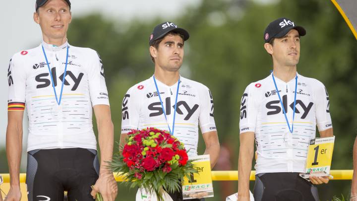 Mikel Landa y Mikel Nieve, junto a Christian Knees en el podio de París después de que el Sky recibiese el premio al mejor equipo del Tour de Francia.
