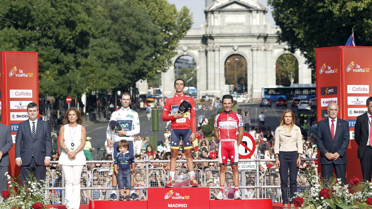 Alberto Contador posa en el podio de la Vuelta a España 2012 junto a Alejandro Valverde y Joaquim \'Purito\' Rodríguez.