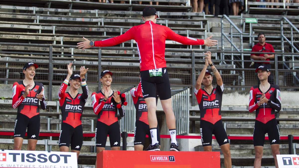 El BMC triunfa y Dennis viste el maillot rojo que era de Samuel