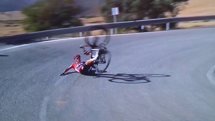 Chris Froome se va al suelo en la 12º etapa de la Vuelta a España. 