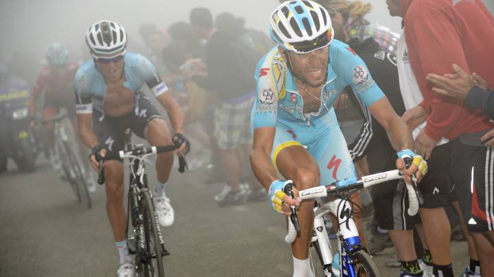 Vincenzo Nibali se abre hueco entre el público y la niebla durante la subida al Angliru en la Vuelta a España 2013.