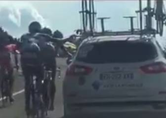 El Sky grabó a Geniez y Denz agarrándose al coche del AG2R
