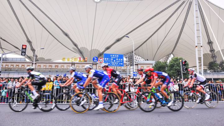 El presidente de la UCI quiere equipos de solo seis ciclistas
