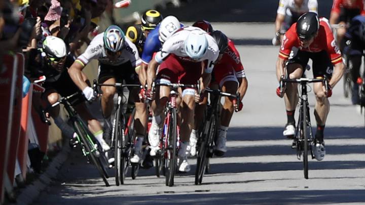 El ciclista eslovaco del equipo Bora Hansgrohe Peter Sagan saca el codo delante del ciclista británico del Dimension Data Mark Cavendish durante el sprint final de la 4ª etapa del Tour de Francia, con llegada a Vittel.