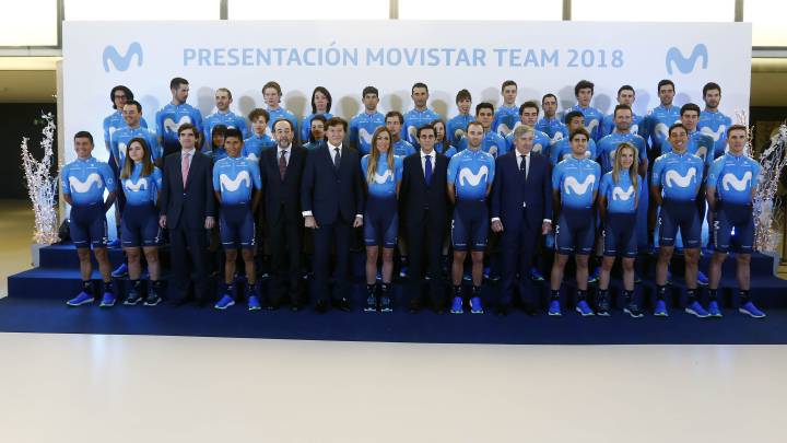 Foto de familia del equipo Movistar durante la presentación de sus equipos masculino y femenino con Alejandro Valverde, Nairo Quintana y Mikel Landa como estrellas.