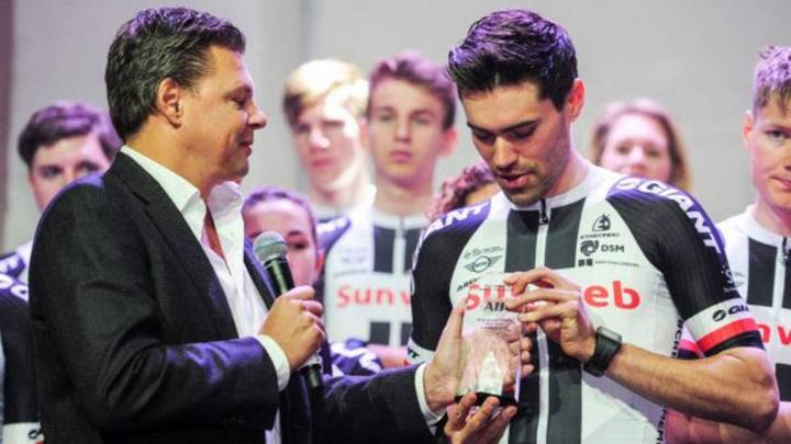 Tom Dumoulin recibiendo un premio de la AICJ en 2018