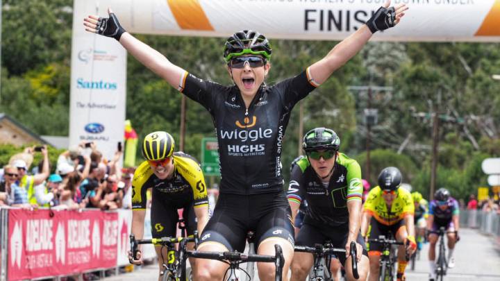 Annette Edmondson celebra su victoria en la primera etapa del Santos Women's Tour, la edición femenina del Tour Down Under.