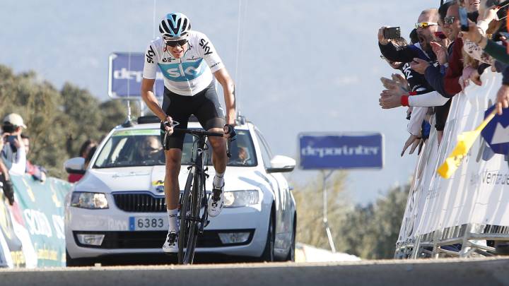 Chris Froome llega a la meta del Alto de Allanadas durante la segunda etapa de la Vuelta a Andalucía.
