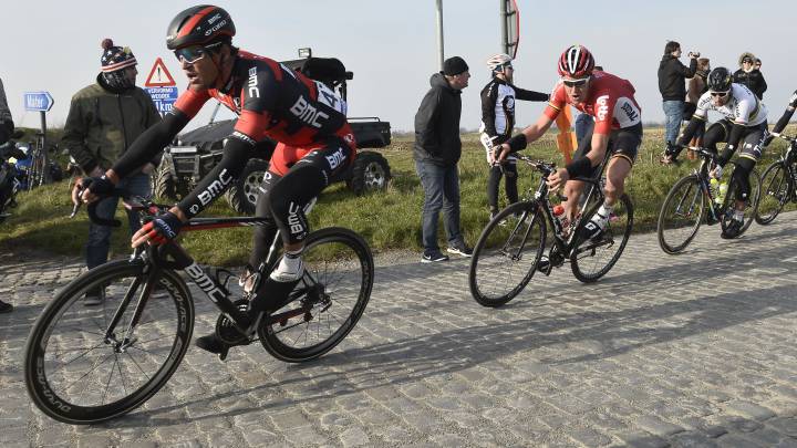 Greg Van Avermaet rueda junto a Tiesj Benoot y Peter Sagan durante la 71ª edición de la 'Omloop Het Nieuwsblad'.