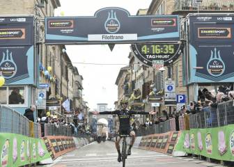 Yates rompe a los favoritos y Kwiatkowski es nuevo líder