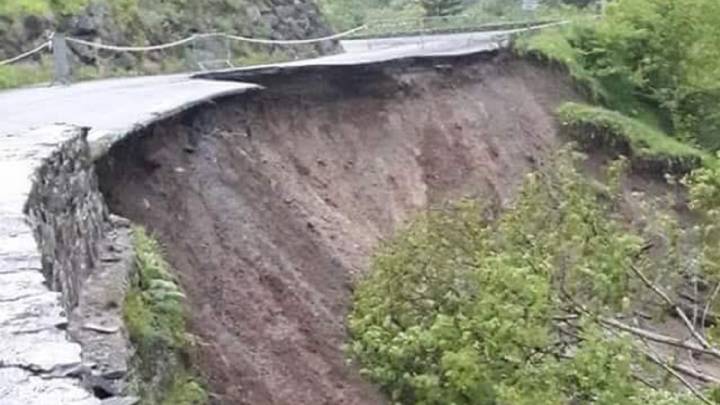 Imagen de la carretera del Col d'Aubisque entre Gourette y Eaux-Bonne con desprendimientos.