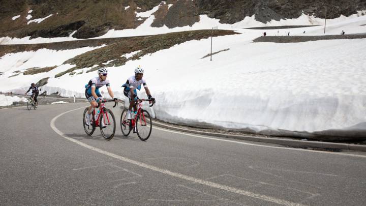 Los ciclistas del Polartec-Kometa de la Fundación Alberto Contador ruedan por uno de los puertos de Italia para preparar el Giro del Valle de Aosta.