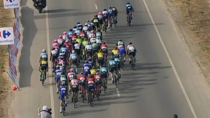 Pinot y Kelderman se dejaron 1'44" por el viento y una avería