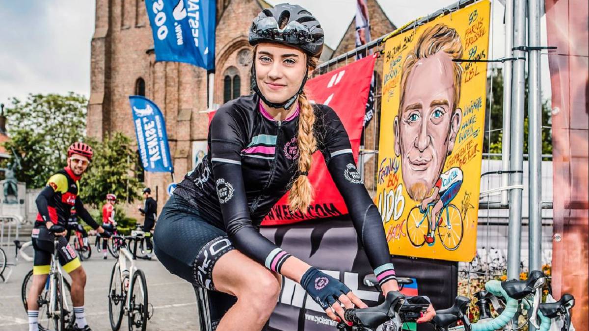 Cameron Vandenbroucke en la marcha en homenaje a su padre, el mítico ciclista belga Frank Vandenbroucke.