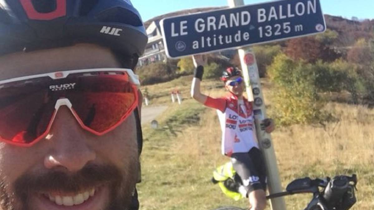 Thomas de Gendt y Tim Wellens posan en la cima del Grand Ballon en los Vosgos en la tercera jornada de su travesía de Lombardía a Bélgica.