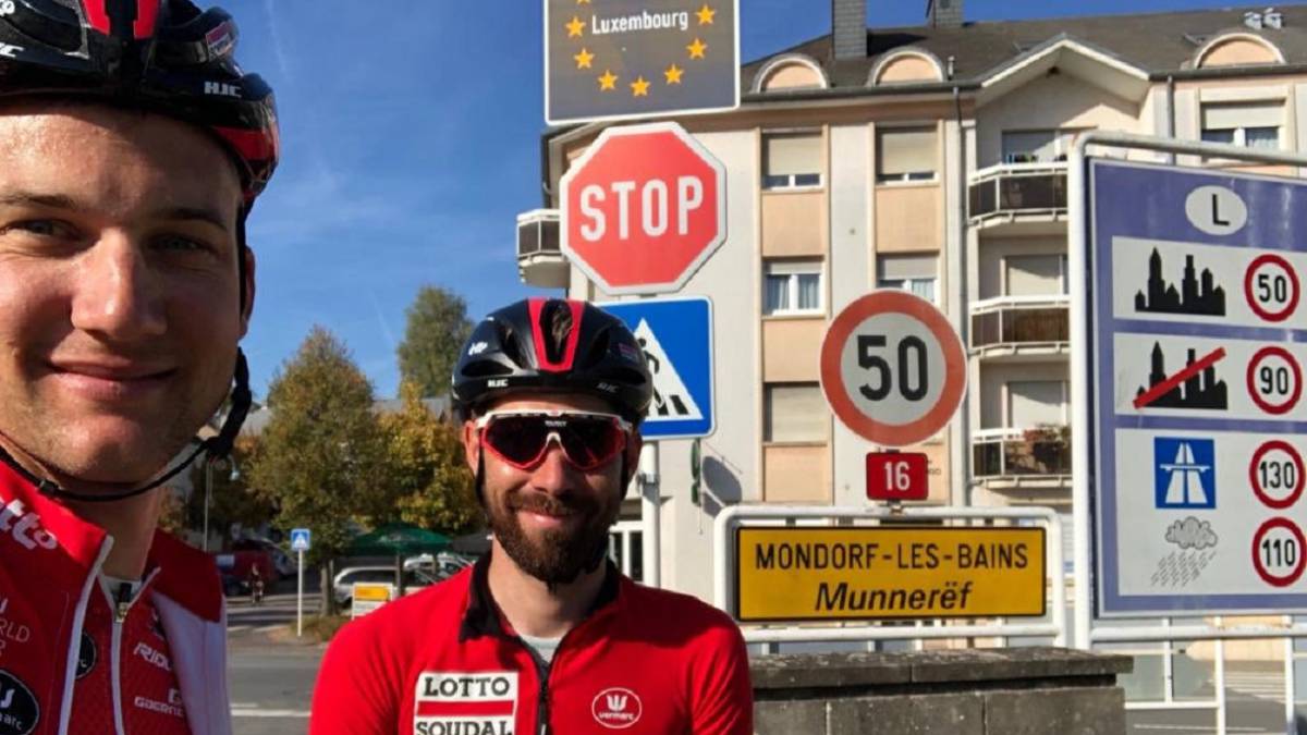 Thomas de Gendt y Tim Wellens posan tras llegar a Luxemburgo en la cuarta jornada de su odisea de Lombardía a Bélgica.