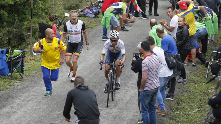 Stefan Denifl asciende la exigente subida a Los Machucos en la Vuelta a España 2017.