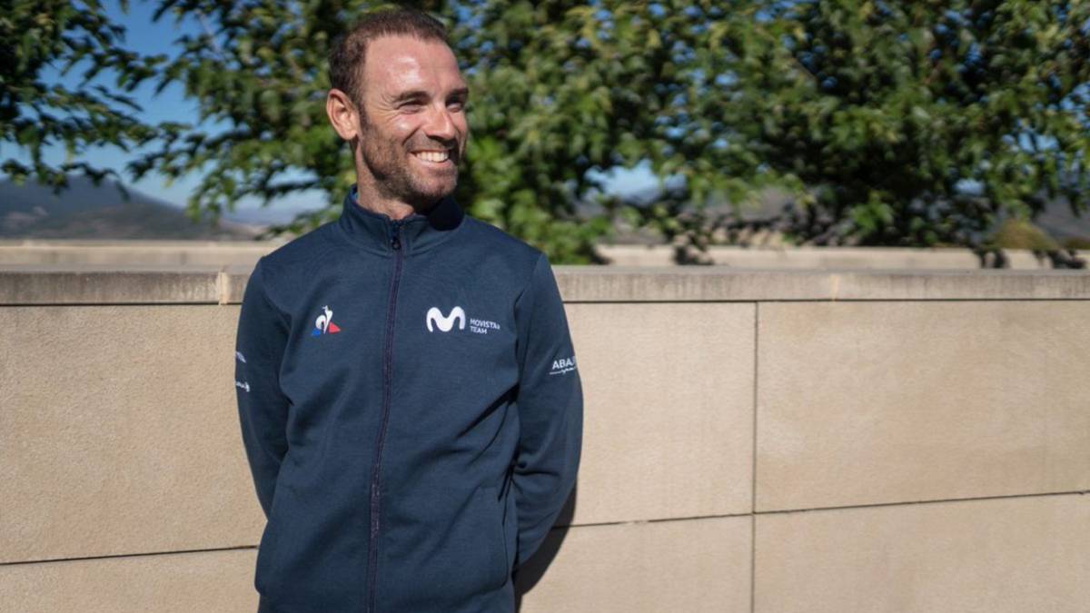 Alejandro Valverde posa durante la concentración del Movistar en el Castillo de Gorraiz.