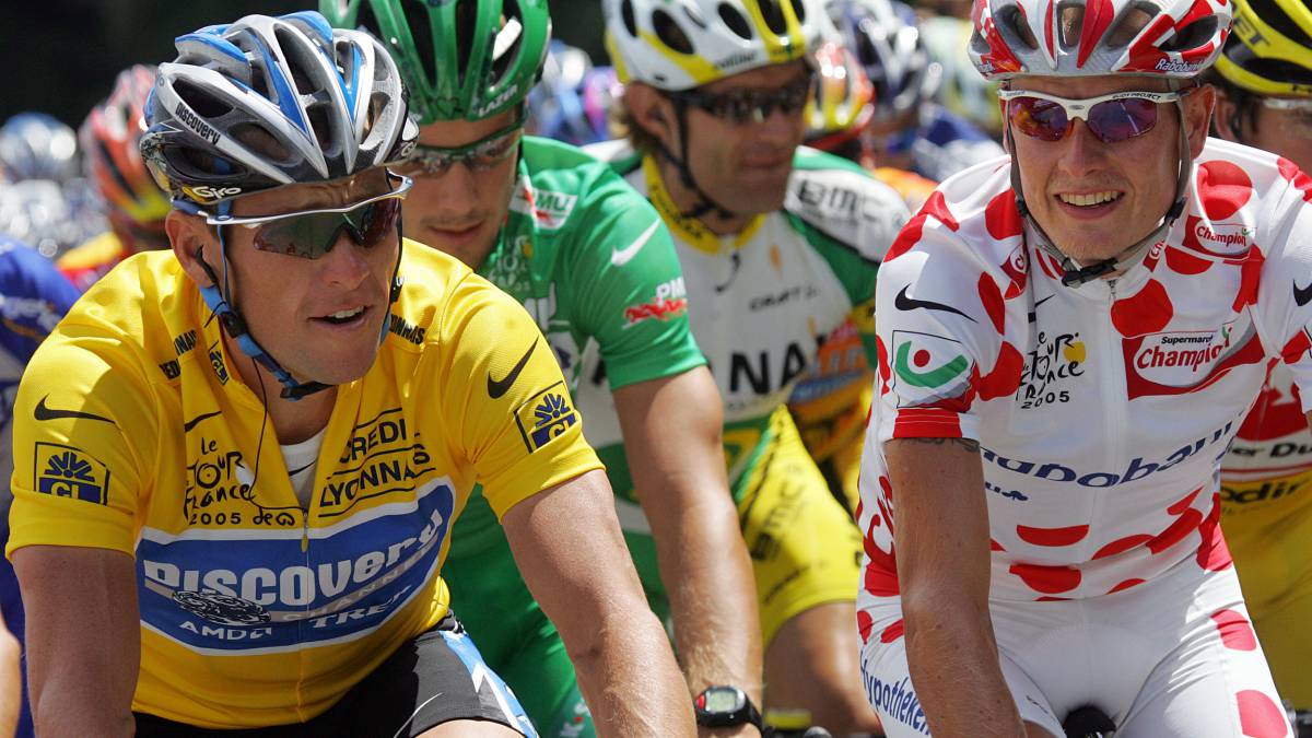 Lance Armstrong, con el maillot amarillo, y Michael Rasmussen, con el maillot de la montaña, ruedan durante la 11ª etapa del Tour de Francia 2005 entre Courchevel y Briançon.