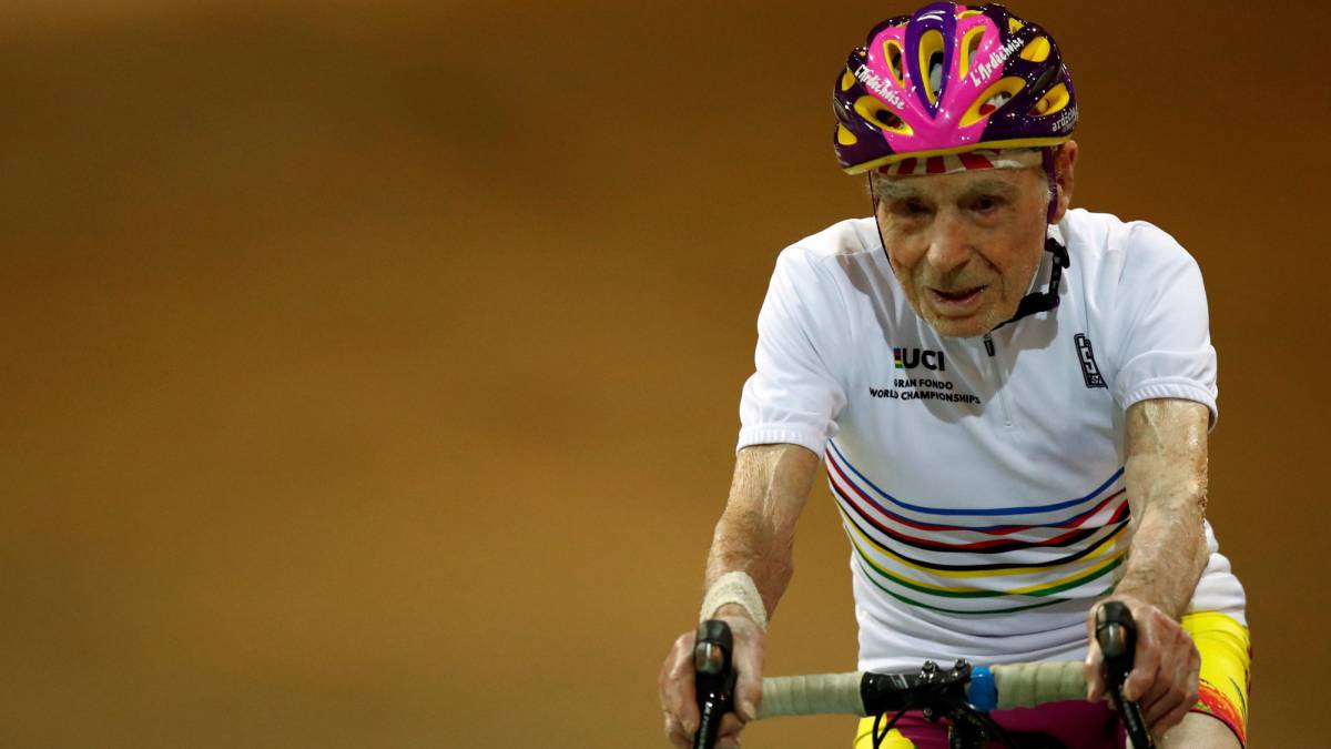 Robert Marchand rueda a sus 106 años por la pista del Velódromo Nacional de 106 Saint-Quentin-en-Yvelines en Montigny-le-Bretonneux, al sureste de París.